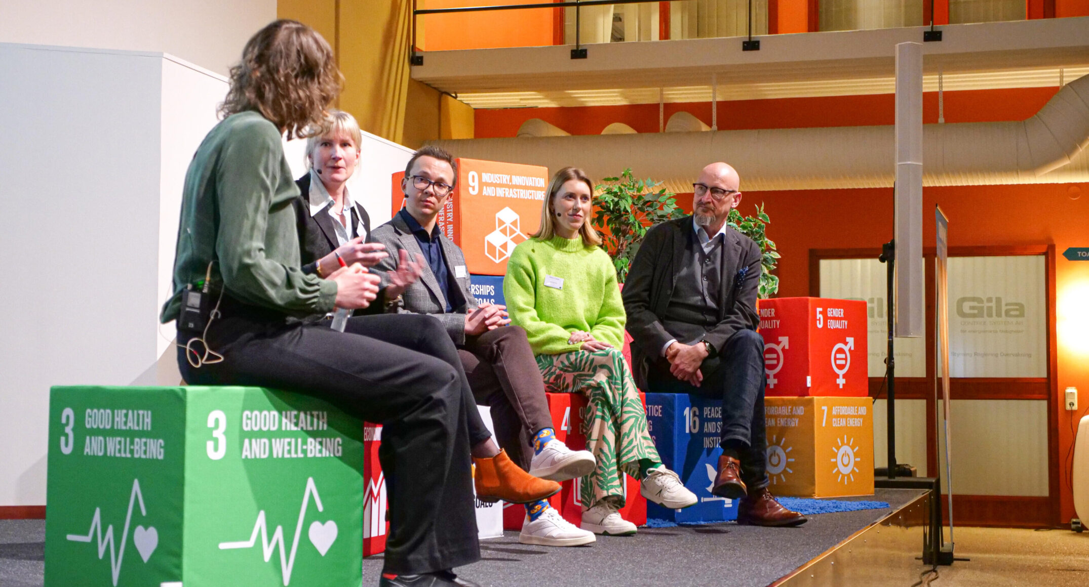 Paneldiskussion på ett event på Krinova