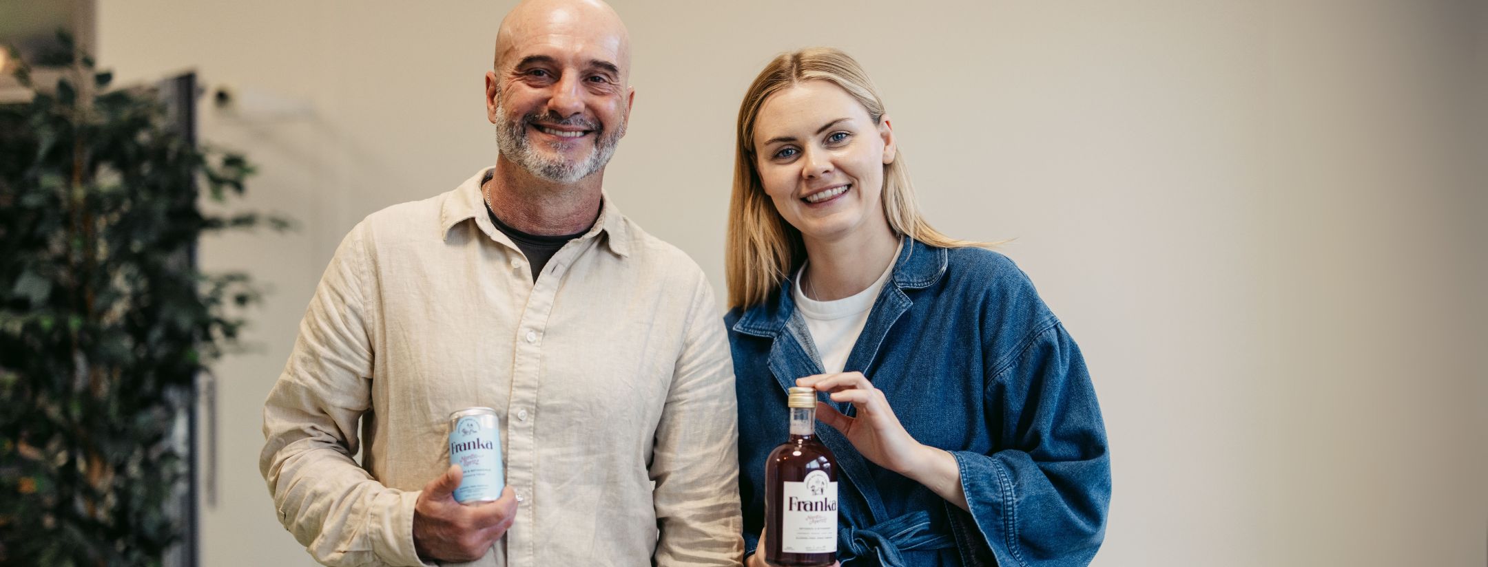 Max från Krinova och Stephanie från Krinova håller i varsin Franka-produkt.
