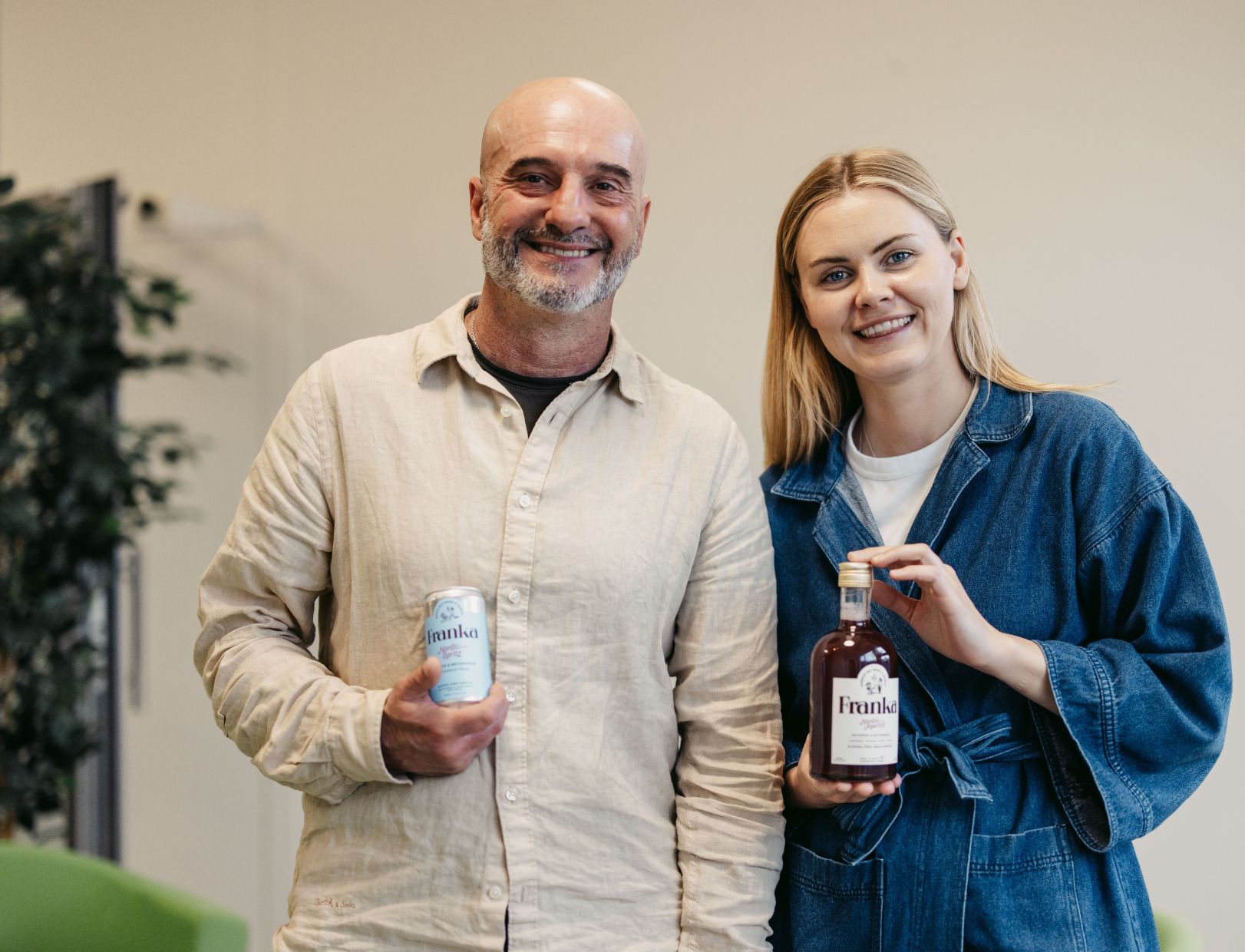 Max från Krinova och Stephanie från Krinova håller i varsin Franka-produkt.